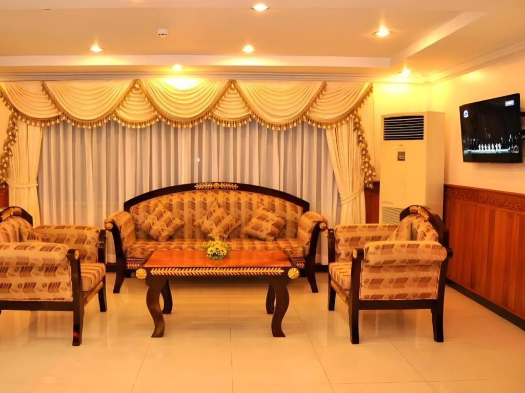 Jun Yue Hotel Phnom Penh Exterior photo