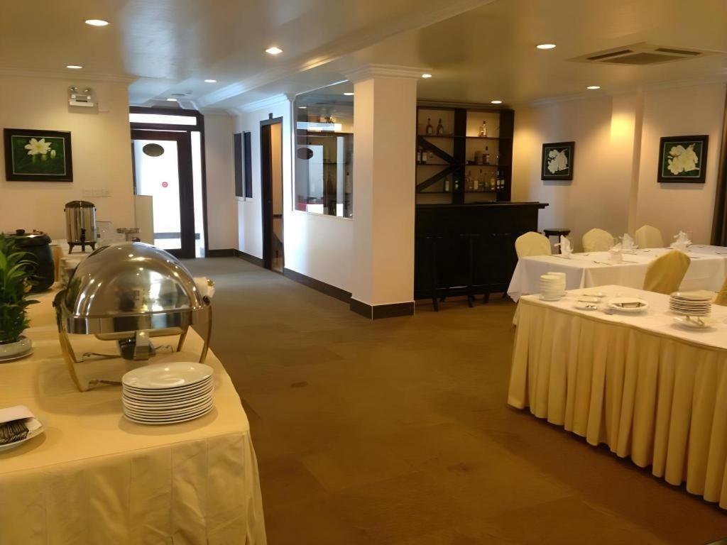 Jun Yue Hotel Phnom Penh Exterior photo